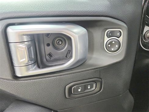 Used 2018 Jeep Wrangler Unlimited Sahara image 35