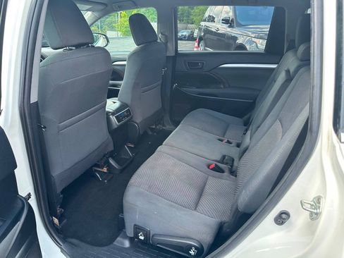 Used 2019 Toyota Highlander LE FWD image 12