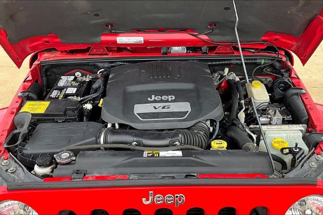 Used 2015 Jeep Wrangler Unlimited Sahara w/ Connectivity Group AWD/4WD image 29
