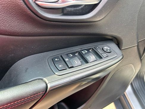 Used 2019 Jeep Cherokee Trailhawk AWD/4WD image 10