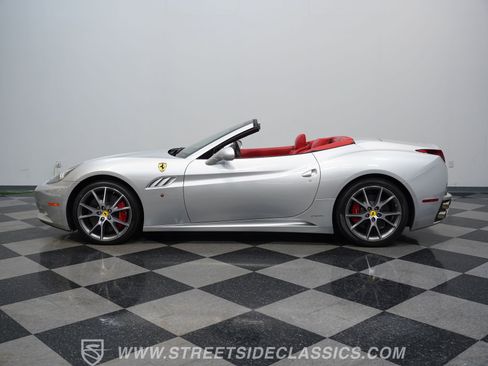 Used 2010 Ferrari California RWD image 2