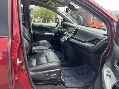 Used 2018 Toyota Sienna SE FWD image 12