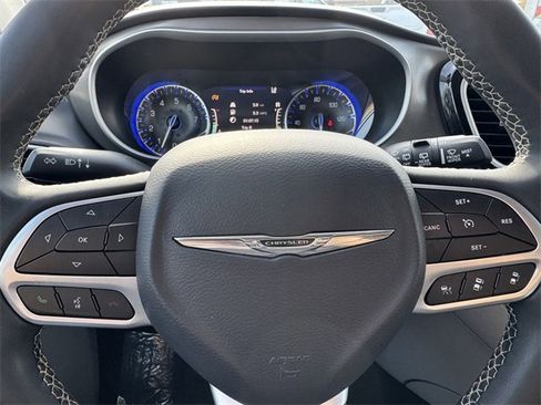 Used 2022 Chrysler Pacifica Touring-L image 20