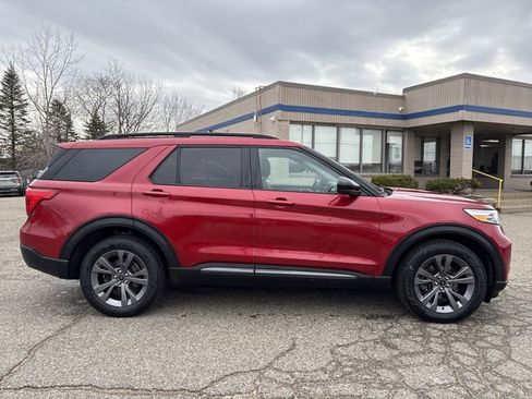 Certified 2023 Ford Explorer XLT w/ Equipment Group 202A image 4