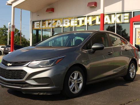 Used 2018 Chevrolet Cruze LT w/ Convenience Package FWD image 3
