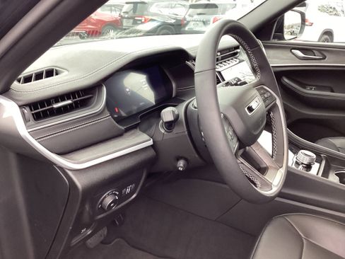 Used 2024 Jeep Grand Cherokee Limited w/ Luxury Tech Group II image 11