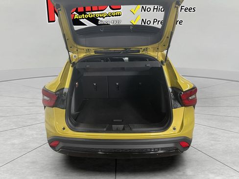 Used 2024 Chevrolet Trax RS w/ Sunroof Package FWD image 15