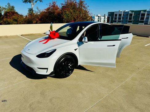 Used 2023 Tesla Model Y AWD image 24