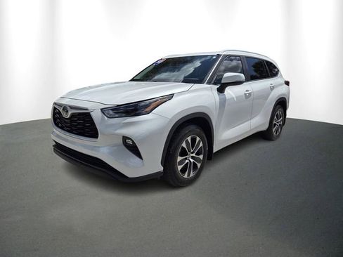Used 2023 Toyota Highlander XLE image 2