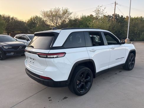 Used 2023 Jeep Grand Cherokee Altitude image 5
