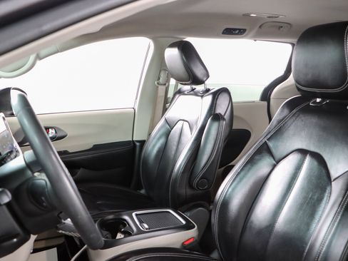 Used 2023 Chrysler Pacifica Touring-L FWD image 23