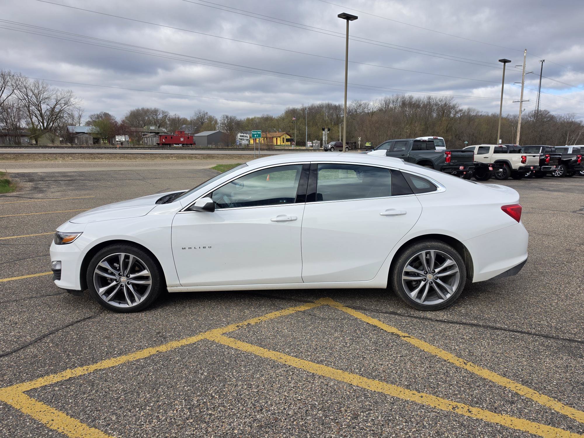 Used 2025 Chevrolet Malibu LT FWD image 2