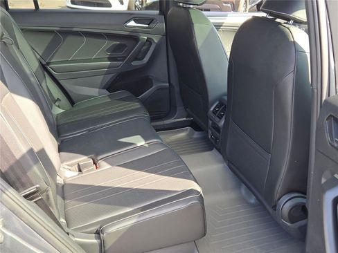 Used 2022 Volkswagen Tiguan SE R-Line AWD/4WD image 7