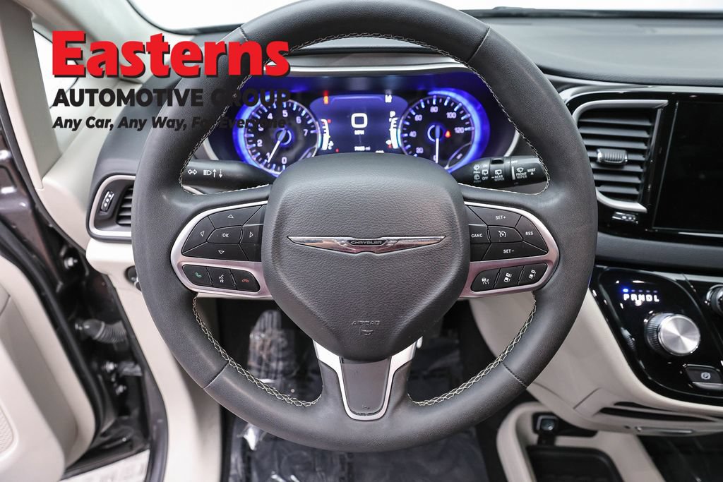 Used 2023 Chrysler Pacifica Touring-L FWD image 11
