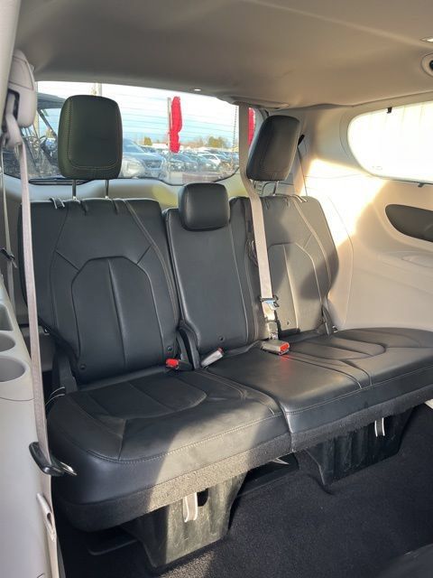 Used 2019 Chrysler Pacifica Touring-L FWD image 37