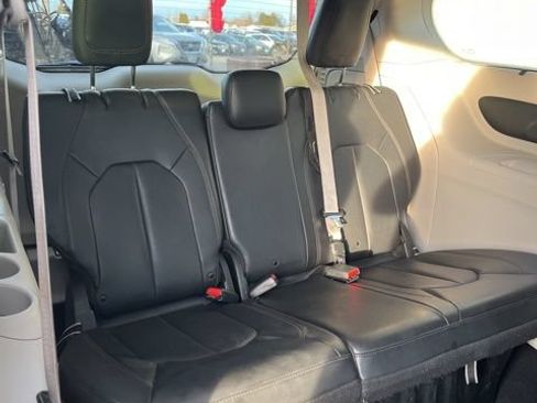 Used 2019 Chrysler Pacifica Touring-L FWD image 37
