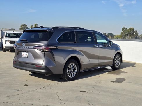 Used 2024 Toyota Sienna XLE image 4