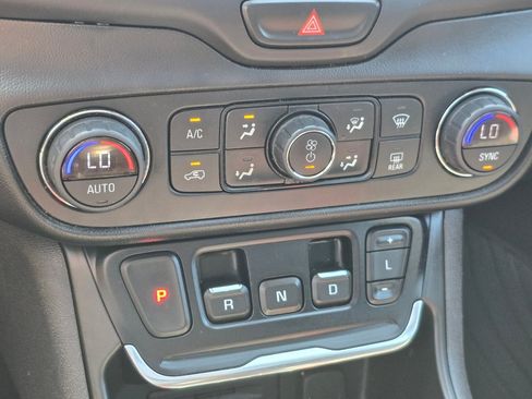 Used 2018 GMC Terrain SLT w/ Preferred Package AWD/4WD image 14