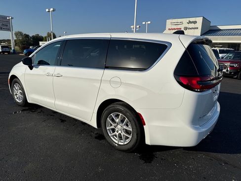 New 2026 Chrysler Pacifica Select image 3