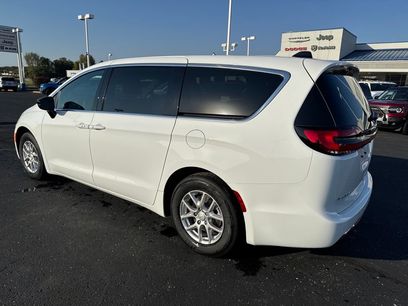 New 2026 Chrysler Pacifica Select
