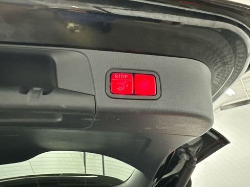 Used 2023 Mercedes-Benz GLB 250 4MATIC w/ Premium Package image 20