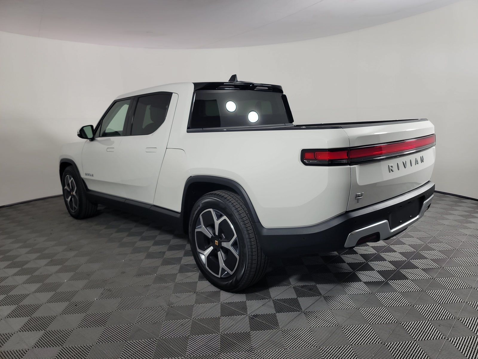 Used 2023 Rivian R1T Adventure Dual AWD/4WD image 3