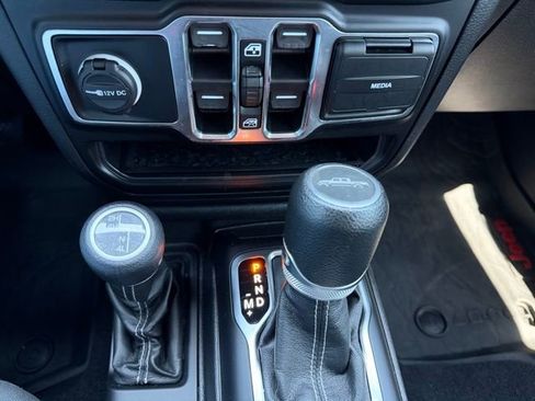 Used 2021 Jeep Gladiator Overland w/ Cold Weather Group AWD/4WD image 26