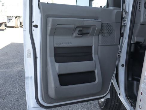 Used 2017 Ford E-450 and Econoline 450 Super Duty w/ Power Windows & Locks Group image 16