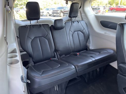 Used 2024 Chrysler Pacifica Touring-L image 40