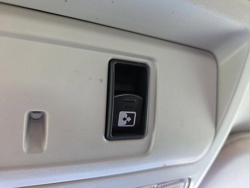 Used 2017 Nissan Titan SV image 22