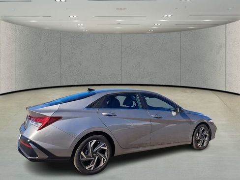 Used 2025 Hyundai Elantra SEL image 5