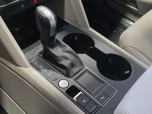 Used 2021 Volkswagen Atlas SE w/ Panoramic Sunroof Package FWD image 18