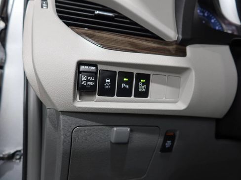 Used 2017 Toyota Sienna XLE w/ XLE Navigation Package FWD image 31