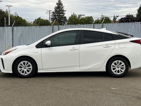 Used 2022 Toyota Prius LE FWD image 2