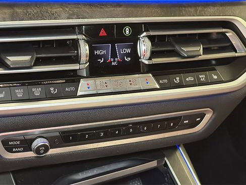 Used 2022 BMW X7 xDrive40i w/ Premium Package image 32