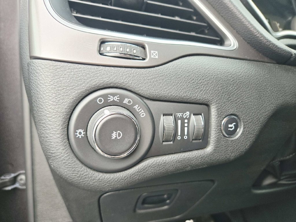 Used 2019 Jeep Cherokee Latitude Plus w/ Comfort/Convenience Group AWD/4WD image 36