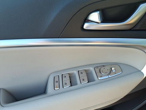 Used 2022 Genesis G70 2.0T image 25