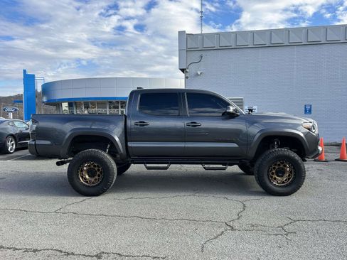 Used 2023 Toyota Tacoma TRD Sport image 2