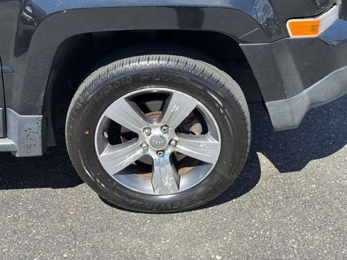 Used 2017 Jeep Patriot Latitude AWD/4WD image 6