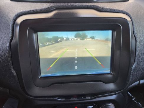 Used 2018 Jeep Renegade Latitude FWD image 11