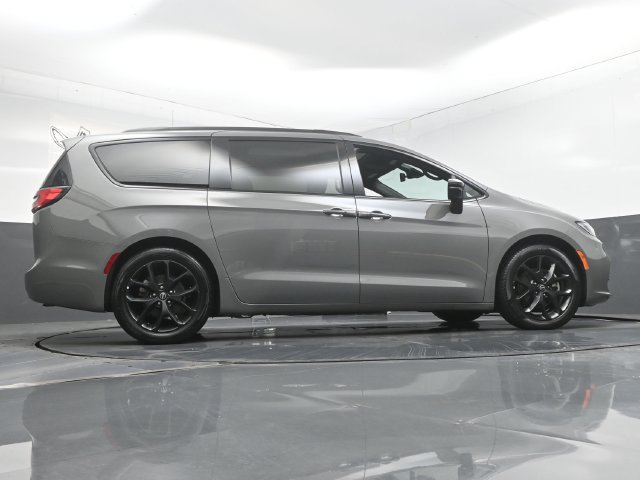 Used 2025 Chrysler Pacifica Limited FWD image 55