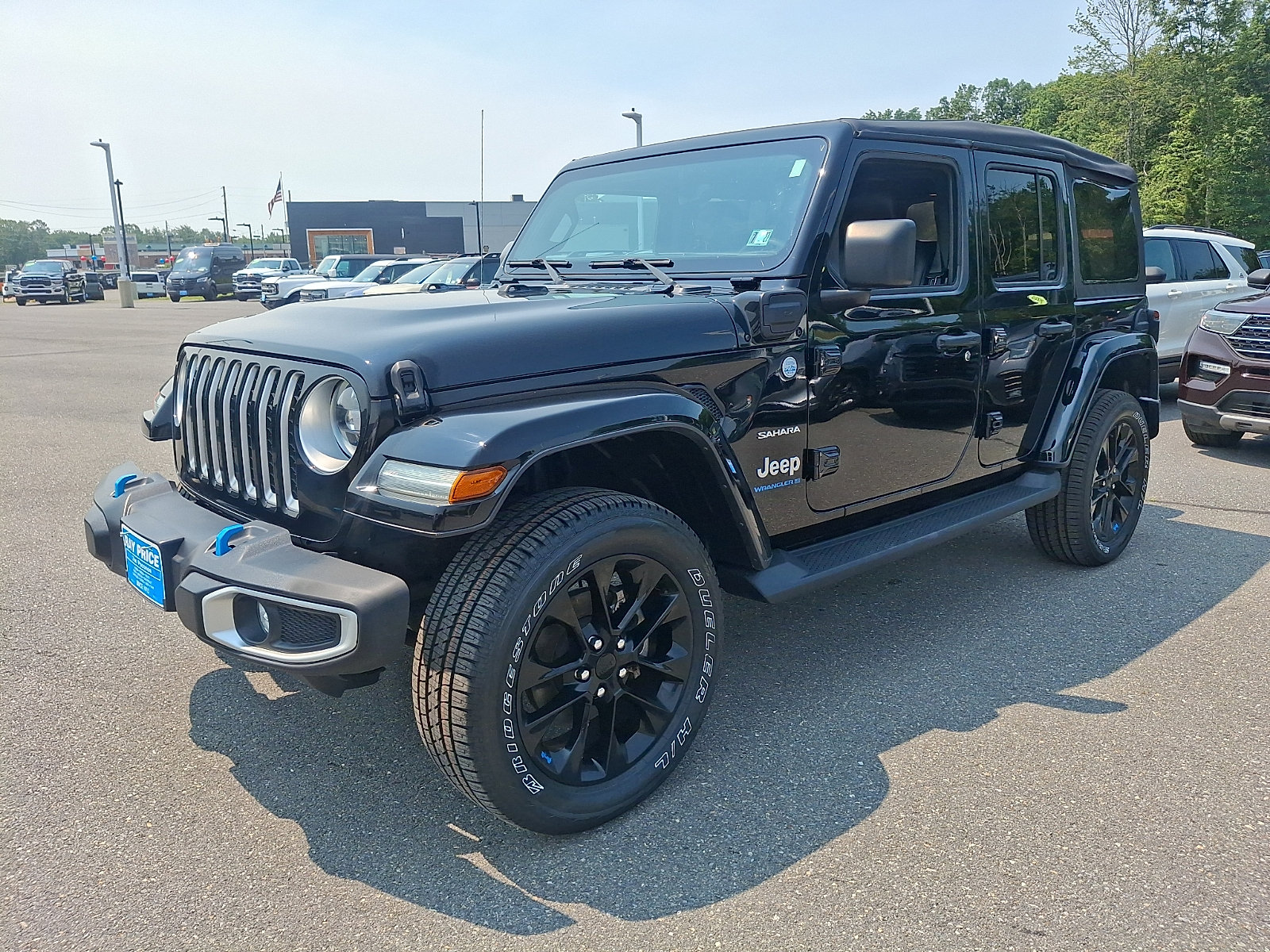 Used 2023 Jeep Wrangler Unlimited Sahara AWD/4WD image 3