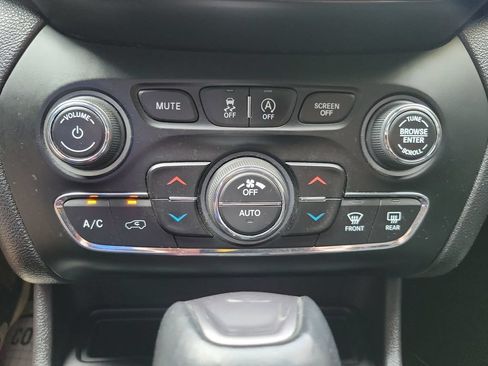 Used 2020 Jeep Cherokee Limited FWD image 20