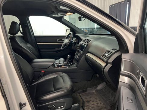 Used 2018 Ford Explorer XLT w/ Equipment Group 202A AWD/4WD image 12