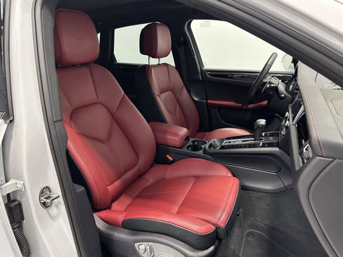 Certified 2025 Porsche Macan AWD/4WD image 43
