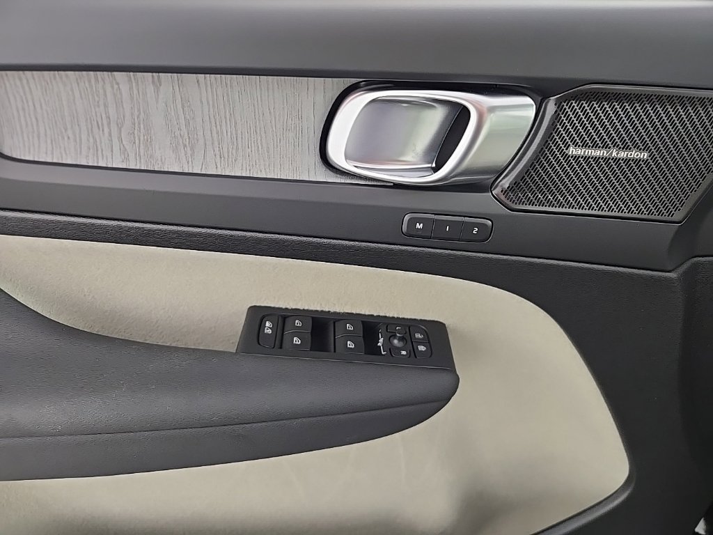 Certified 2025 Volvo XC40 B5 Ultra AWD/4WD image 20