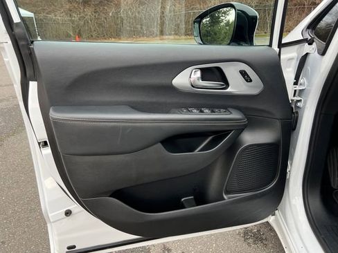 Used 2025 Chrysler Pacifica Limited image 18