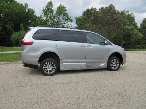 Used 2020 Toyota Sienna XLE w/ XLE Navigation Package FWD image 8