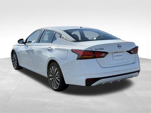 Used 2025 Nissan Altima 2.5 SV FWD image 3