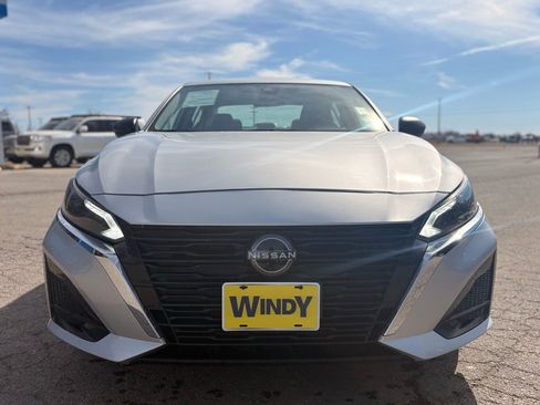 Used 2024 Nissan Altima 2.5 SV FWD image 2